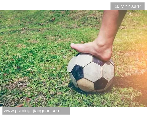 赤脚足球的魅力与挑战探索草地上的自由与激情 赤脚足球的魅力与挑战探索草地上的自由与激情